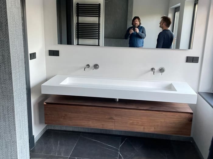 De aannemer bewondert zijn werk, badkamer Utrecht