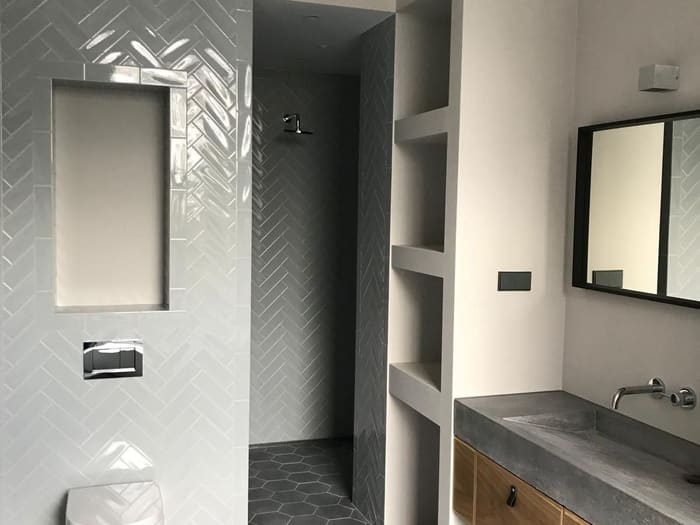 Luxe badkamer met geometrisch tegelwerk, Amsterdam