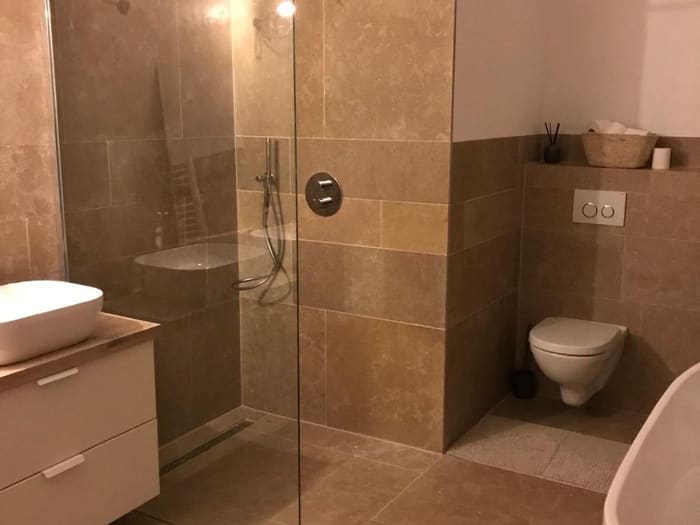 Badkamer met inloopdouche en tegelwerk