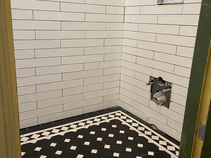 Toilet met mozaïektegelvloer, Rotterdam