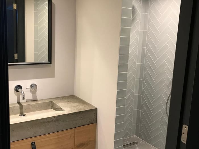 Luxe badkamer met geometrisch tegelwerk, Amsterdam