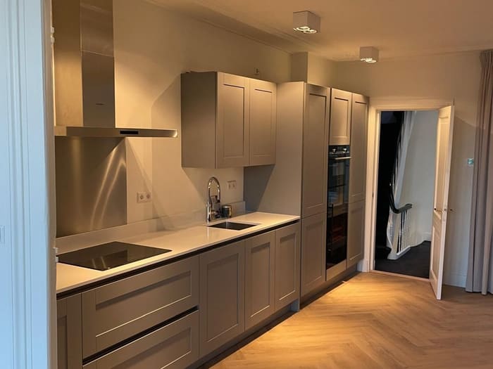 Keuken, eiken visgraat parket, stuc en schilderwerk, Amsterdam