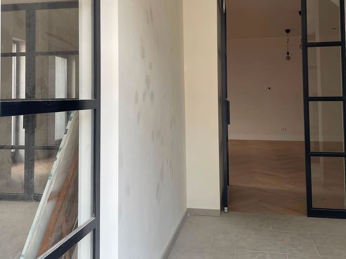 Gang met glazen wand