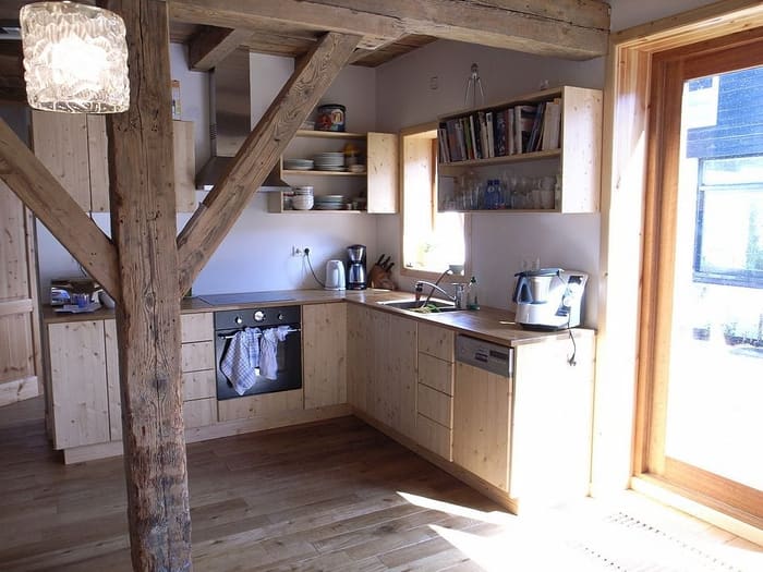 Maatwerkkeuken met originele houten balkenconstructie