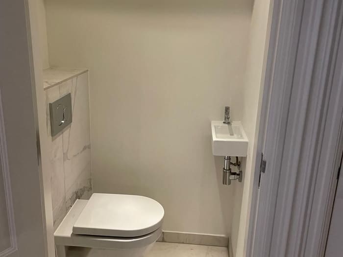 Nieuw toilet, tegelwerk, sanitair etc.
