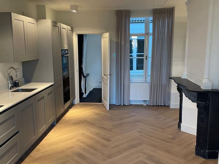 Keuken, eiken visgraat parket, stuc en schilderwerk, Amsterdam