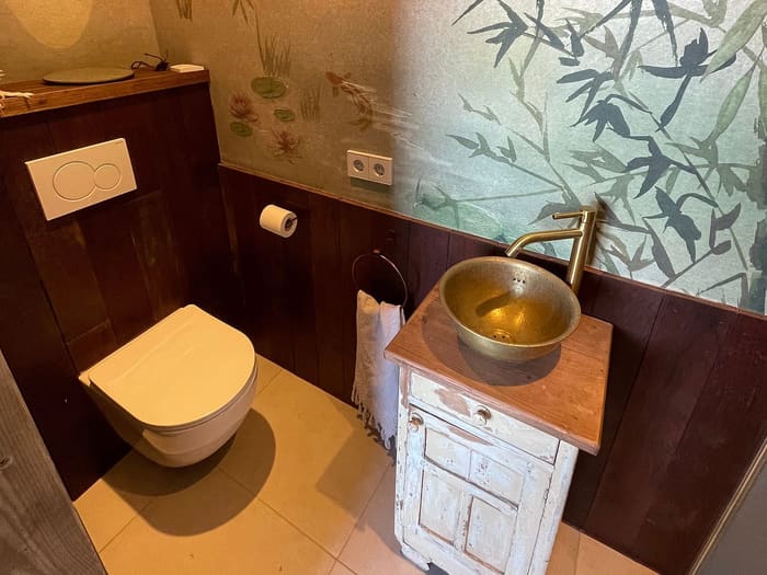 Toilet met bijzonder behang