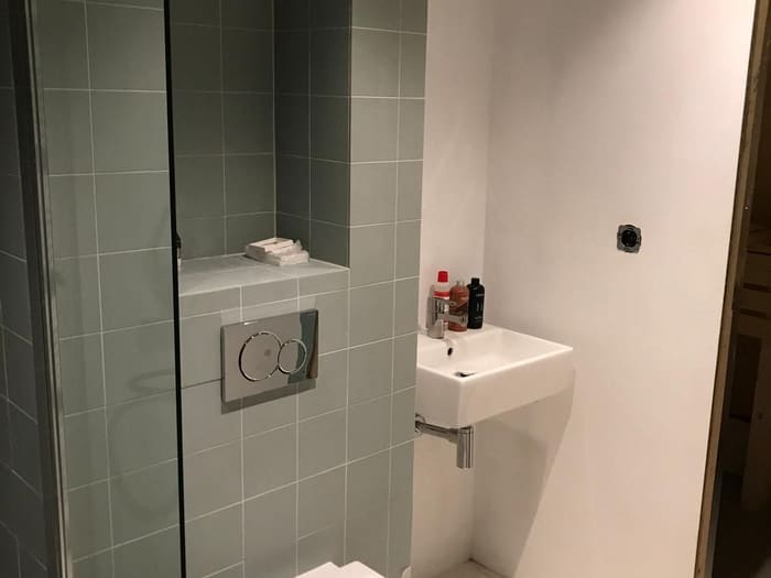 Toilet met grijs tegelwerk