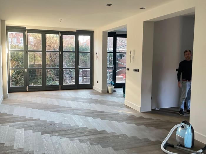 Uitbouw met vouw pui, visgraatvloer ellenboog patroon, Den Haag