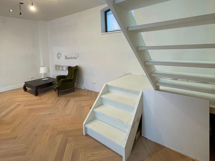Woonkamer met open trap