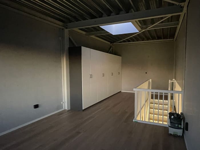 Zolder met kastenwand, ander aanzicht