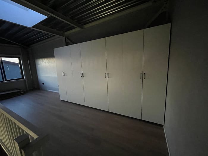 Zolder met kastenwand